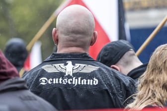 Ein Mann bei einer Demonstration der Partei "Die Rechte": Rechtsextremismus ist in Deutschland noch immer existent.