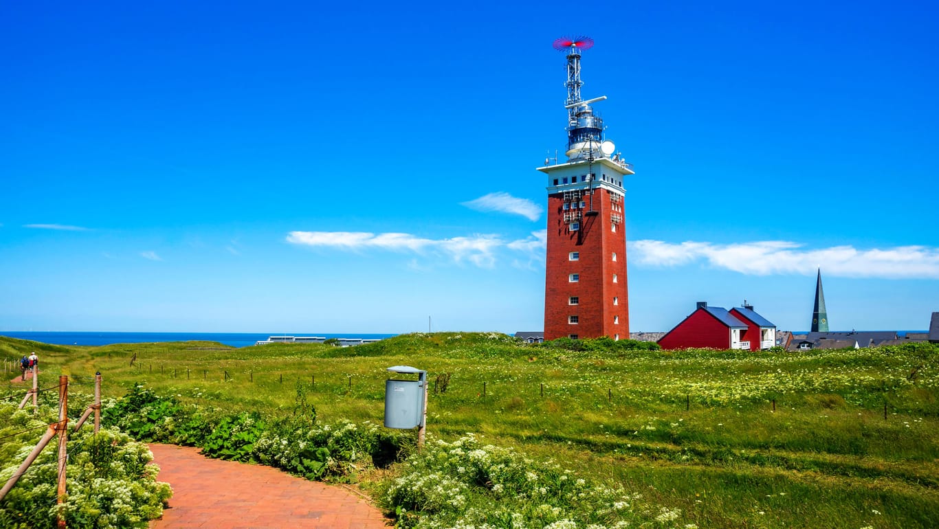 Ein Leuchtturm auf Helgoland (Symbolbild): Die Pflicht auf der Insel gilt zu bestimmten Zeiten in den öffentlich zugänglichen Bereichen.