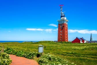 Ein Leuchtturm auf Helgoland (Symbolbild): Die Pflicht auf der Insel gilt zu bestimmten Zeiten in den öffentlich zugänglichen Bereichen.
