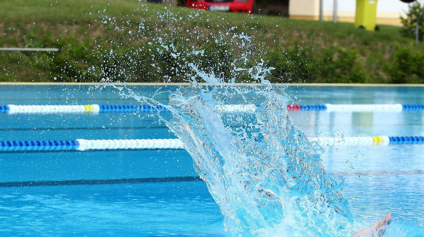 Aufspritzendes Wasser durch einen Kopfsprung in einem Freibad (Symbolbild): Das Wochenende in Bielefeld wird heiß und die Schwimmbäder sind deswegen fast ausgebucht.