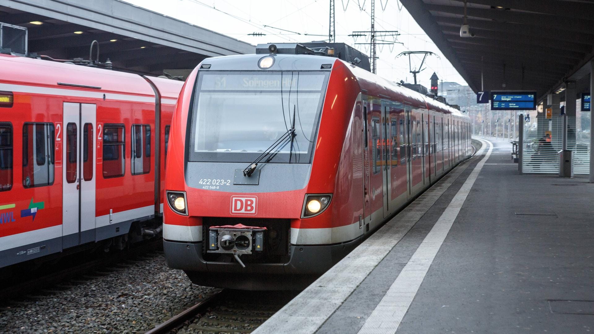 Ein Zug im Hauptbahnhof von Essen (Archivbild): Wegen einer Oberleitungsstörung mussten kurzzeitig alle Gleise gesperrt werden. Ein Zug im Hauptbahnhof von Essen (Archivbild): Wegen einer Oberleitungsstörung mussten kurzzeitig alle Gleise gesperrt werden.