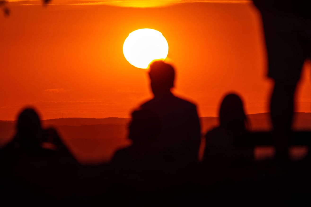 Sonnenuntergang im Taunus: In Hessen könnte das Thermometer auf bis zu 38 Grad steigen.