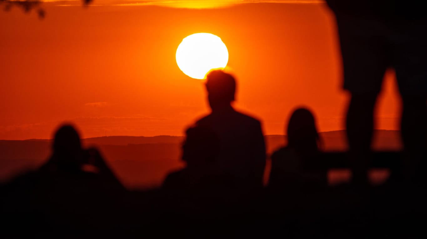 Sonnenuntergang im Taunus: In Hessen könnte das Thermometer auf bis zu 38 Grad steigen.