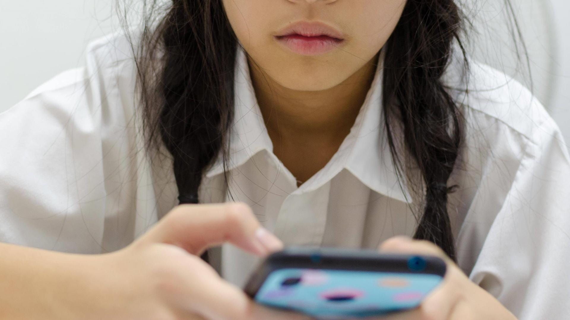 Ein Mädchen am Smartphone: In Bonn hat eine Zehnjährige den Notruf gewählt und ihrer Mutter somit womöglich das Leben gerettet. Ein Mädchen am Smartphone: In Bonn hat eine Zehnjährige den Notruf gewählt und ihrer Mutter somit womöglich das Leben gerettet.