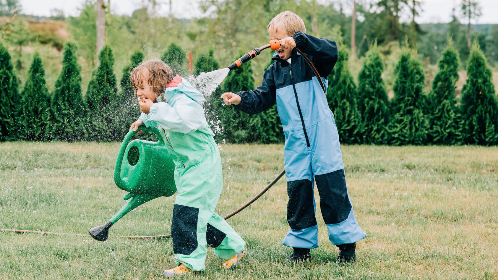 Kinder spielen auf einer Wiese (Symbolfoto): In der Nähe von Einbeck gab es einen skurrilen Fund.