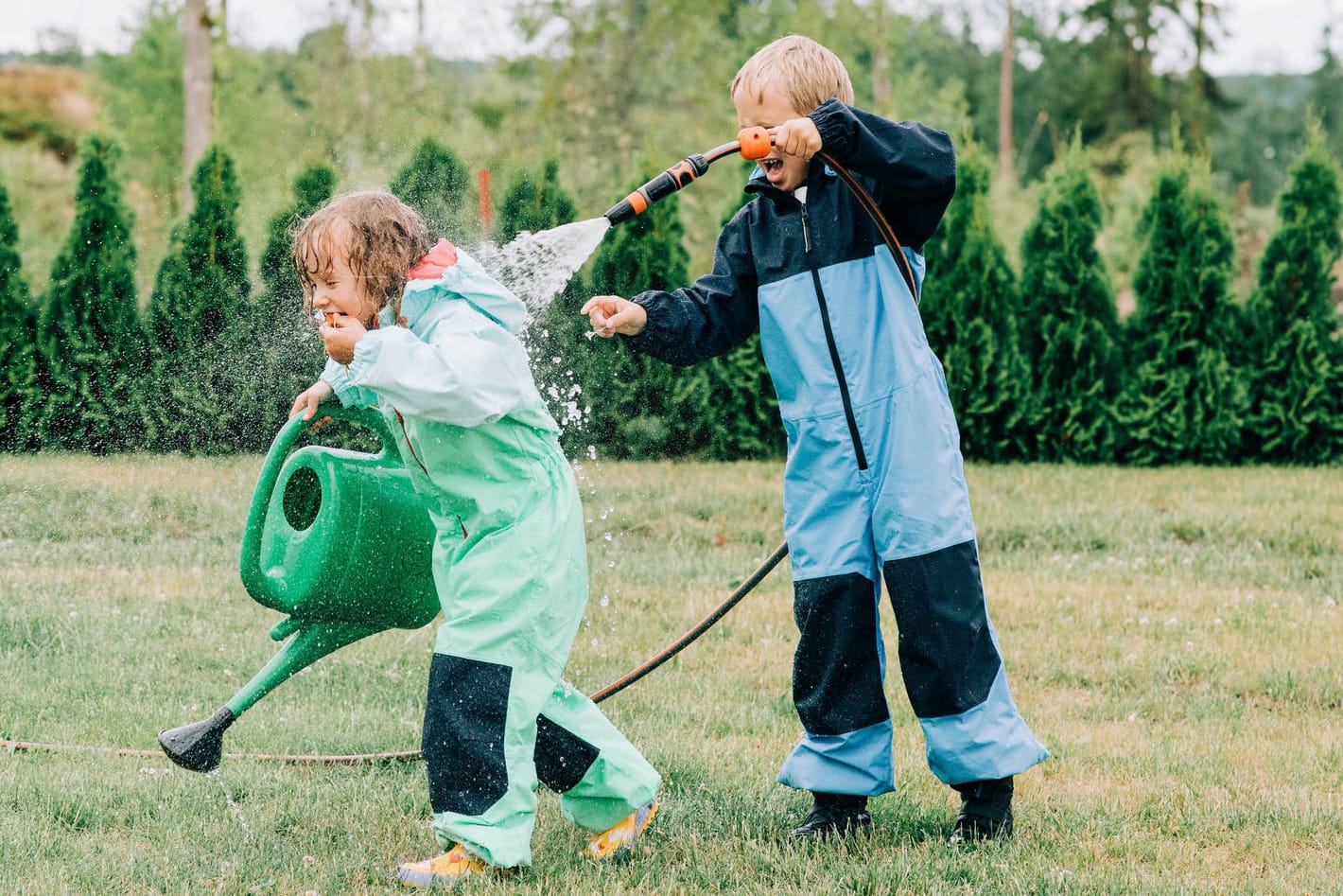 Kinder spielen auf einer Wiese (Symbolfoto): In der Nähe von Einbeck gab es einen skurrilen Fund.