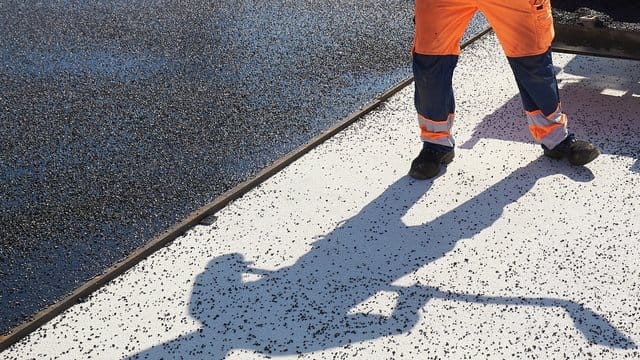 Bauarbeiter haben nicht immer die Möglichkeit, im Schatten zu arbeiten: Sie sollten daher für den Notfall die Erste-Hilfe-Maßnahmen bei Hitzeerkrankungen kennen.