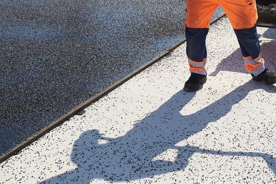 Bauarbeiter haben nicht immer die Möglichkeit, im Schatten zu arbeiten: Sie sollten daher für den Notfall die Erste-Hilfe-Maßnahmen bei Hitzeerkrankungen kennen.