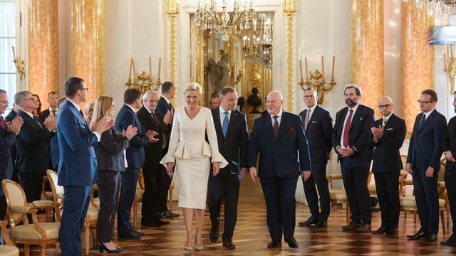 Andrzej Duda (M,r), Präsident von Polen, und seine Frau Agata Kornhauser-Duda (M,l), im Königlichen Schloss zur Übergabezeremonie nach der Präsidentenwahl. Andrzej Duda (M,r), Präsident von Polen, und seine Frau Agata Kornhauser-Duda (M,l), im Königlichen Schloss zur Übergabezeremonie nach der Präsidentenwahl.