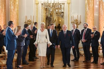 Andrzej Duda (M,r), Präsident von Polen, und seine Frau Agata Kornhauser-Duda (M,l), im Königlichen Schloss zur Übergabezeremonie nach der Präsidentenwahl.