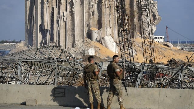 Soldaten der libanesischen Armee stehen Wache an dem Ort, an dem es am 4.