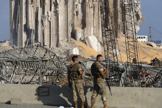 Soldaten der libanesischen Armee stehen Wache an dem Ort, an dem es am 4.