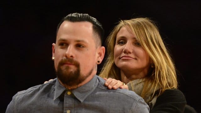 Die US-Schauspielerin Cameron Diaz steht hinter ihrem Mann, dem Musiker Benji Madden.