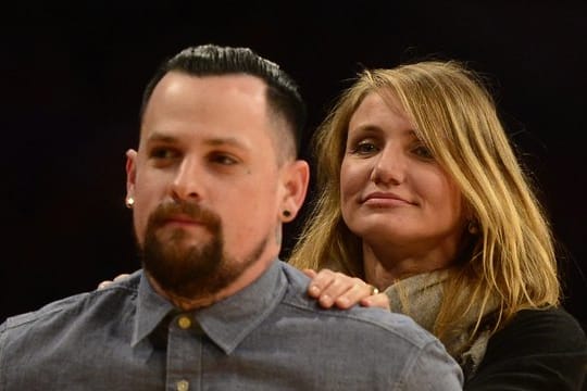 Die US-Schauspielerin Cameron Diaz steht hinter ihrem Mann, dem Musiker Benji Madden.