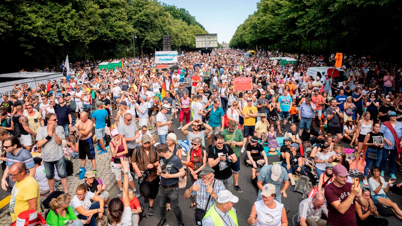 Demonstration am 1. August in Berlin: Dicht gedrängt und ohne die Abstandsregeln zu beachten stehen Tausende bei einer Kundgebung gegen die Corona-Beschränkungen auf der Straße des 17. Juni.