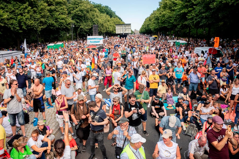 Demonstration am 1. August in Berlin: Dicht gedrängt und ohne die Abstandsregeln zu beachten stehen Tausende bei einer Kundgebung gegen die Corona-Beschränkungen auf der Straße des 17. Juni.