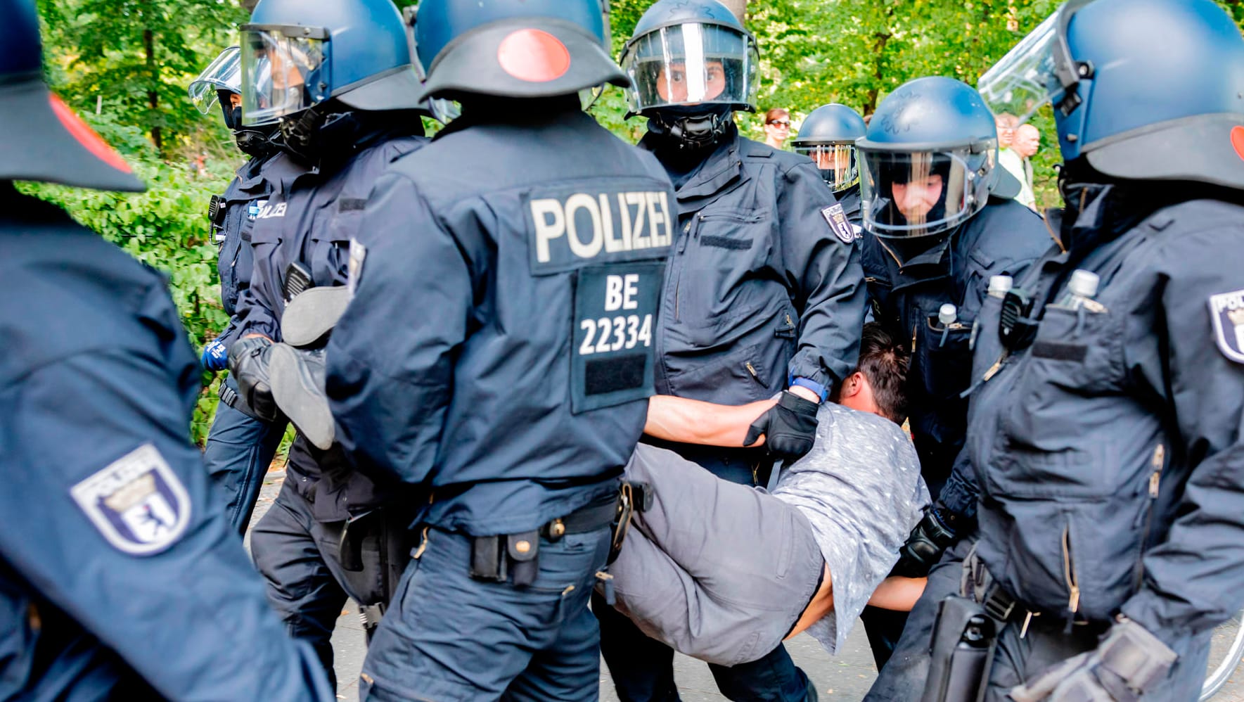 Polizisten tragen am 1. August einen Teilnehmer der Kundgebung gegen Corona-Beschränkungen weg: Weil die Demonstranten sich nicht an die Abstandsregeln hielten, wurde die Veranstaltung aufgelöst.