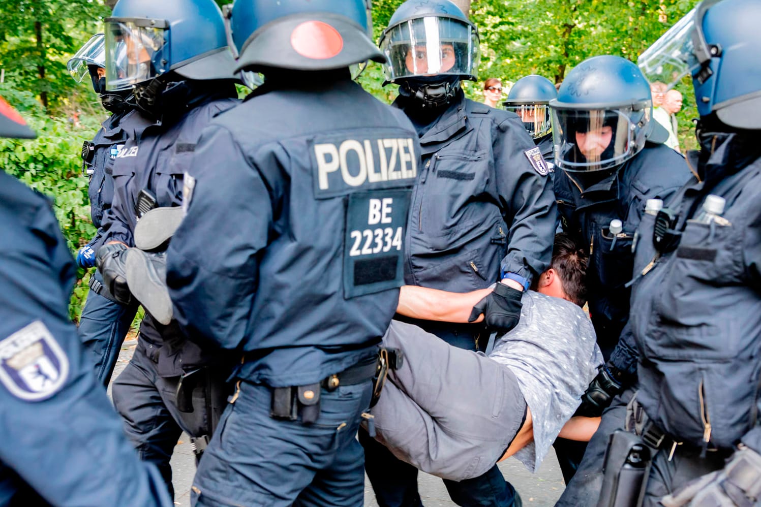 Polizisten tragen am 1. August einen Teilnehmer der Kundgebung gegen Corona-Beschränkungen weg: Weil die Demonstranten sich nicht an die Abstandsregeln hielten, wurde die Veranstaltung aufgelöst.