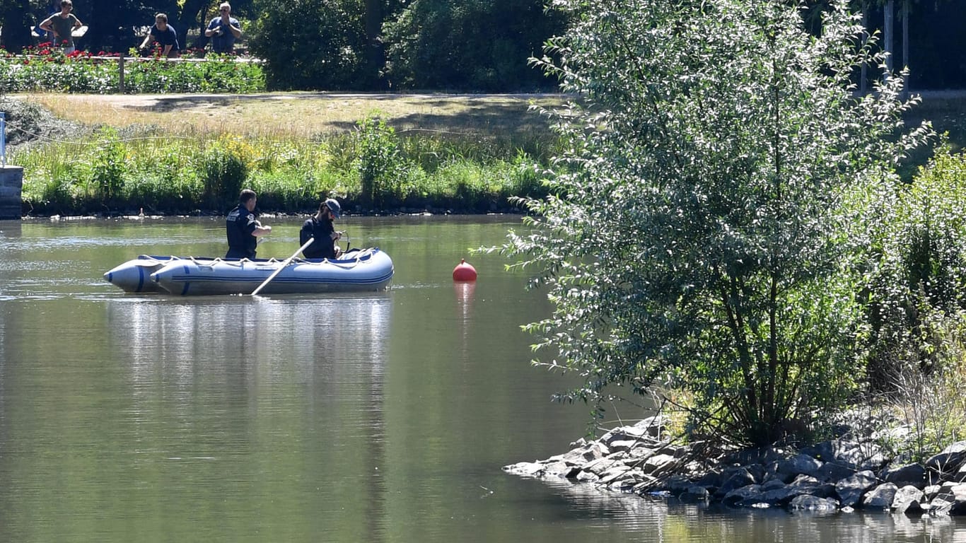 Spurensicherung und Tauchergruppe der Polizei suchen auf dem Inselteich im Clara-Zetkin-Park nach Spuren: Im Wasser des Teiches war ein lebloser Körper entdeckt worden.