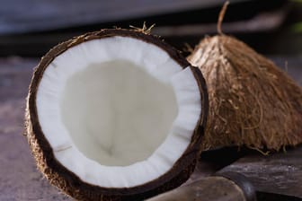 Eine geöffnete Kokosnuss: Ein Deutscher hat 87 der harten Früchte zerschlagen – mit seinem Ellenbogen. (Symbolfoto)