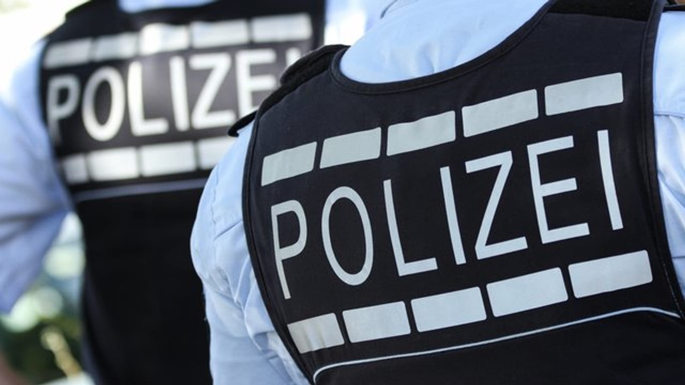 In Polizei-Westen gekleidete Polizisten (Symbolbild): Die Polizei ist nach den Ausschreitungen auf dem Opernplatz in Frankfurt am Wochenende präsenter.