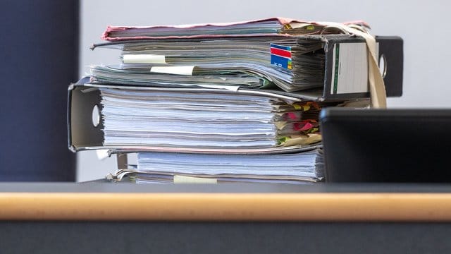 Akten in einem Gerichtssaal: Bayerns Sozialgerichte ziehen Corona-Zwischenbilanz. Akten in einem Gerichtssaal: Bayerns Sozialgerichte ziehen Corona-Zwischenbilanz.