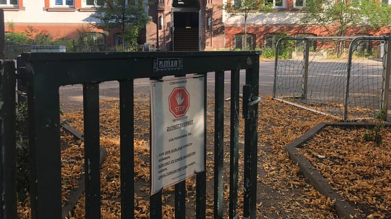 Brecht-Schule Hamburg: Schilder weisen auf die Hygiene-Vorschriften durch die Corona-Krise hin.
