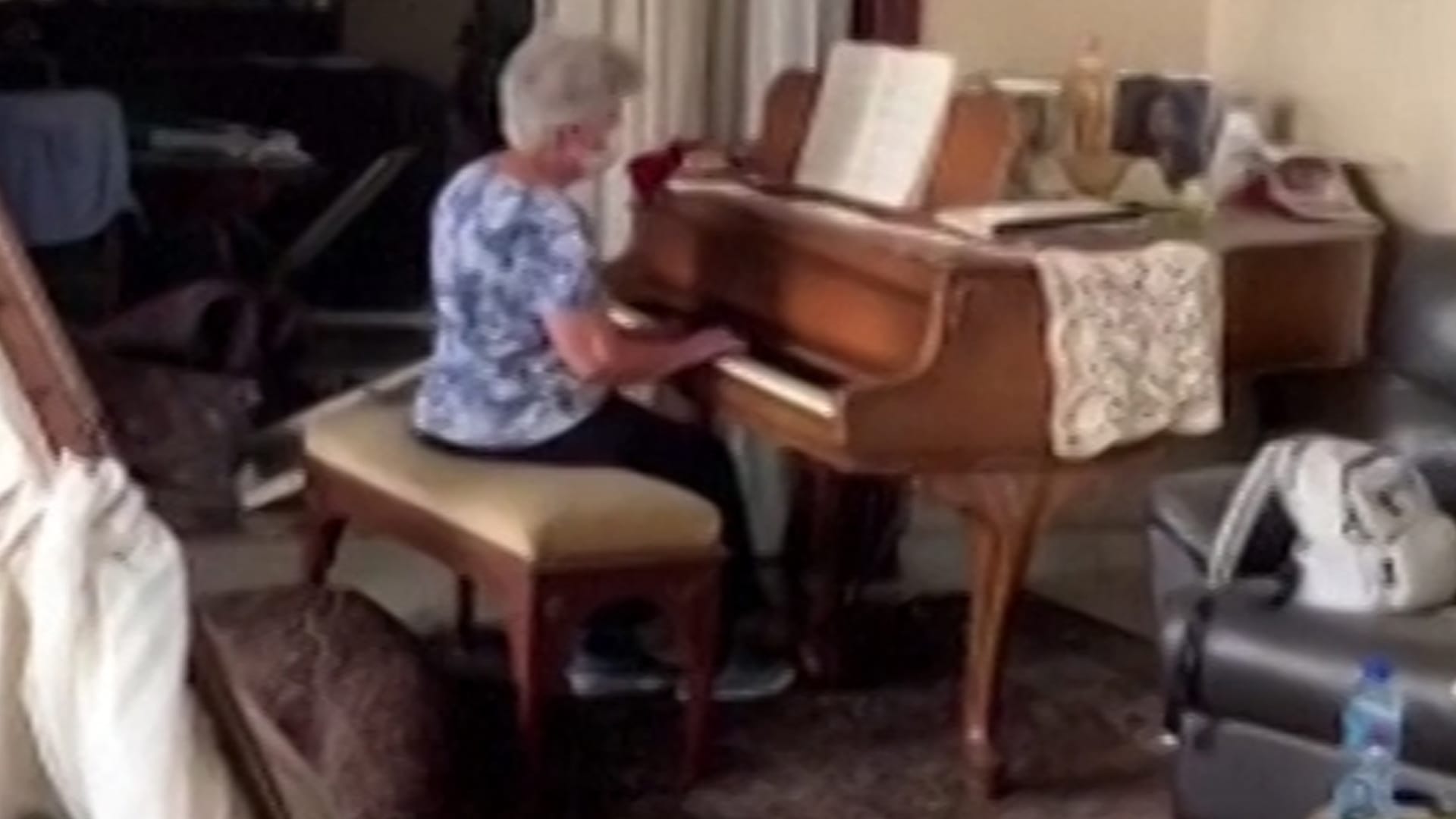 Herzzerreißende Szene: Nach der Katastrophe von Beirut spielt eine alte Dame Klavier in ihrer völlig zerstörten Wohnung und sendet eine Botschaft an die Welt. Herzzerreißende Szene: Nach der Katastrophe von Beirut spielt eine alte Dame Klavier in ihrer völlig zerstörten Wohnung und sendet eine Botschaft an die Welt.