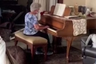 Herzzerreißende Szene: Nach der Katastrophe von Beirut spielt eine alte Dame Klavier in ihrer völlig zerstörten Wohnung und sendet eine Botschaft an die Welt.