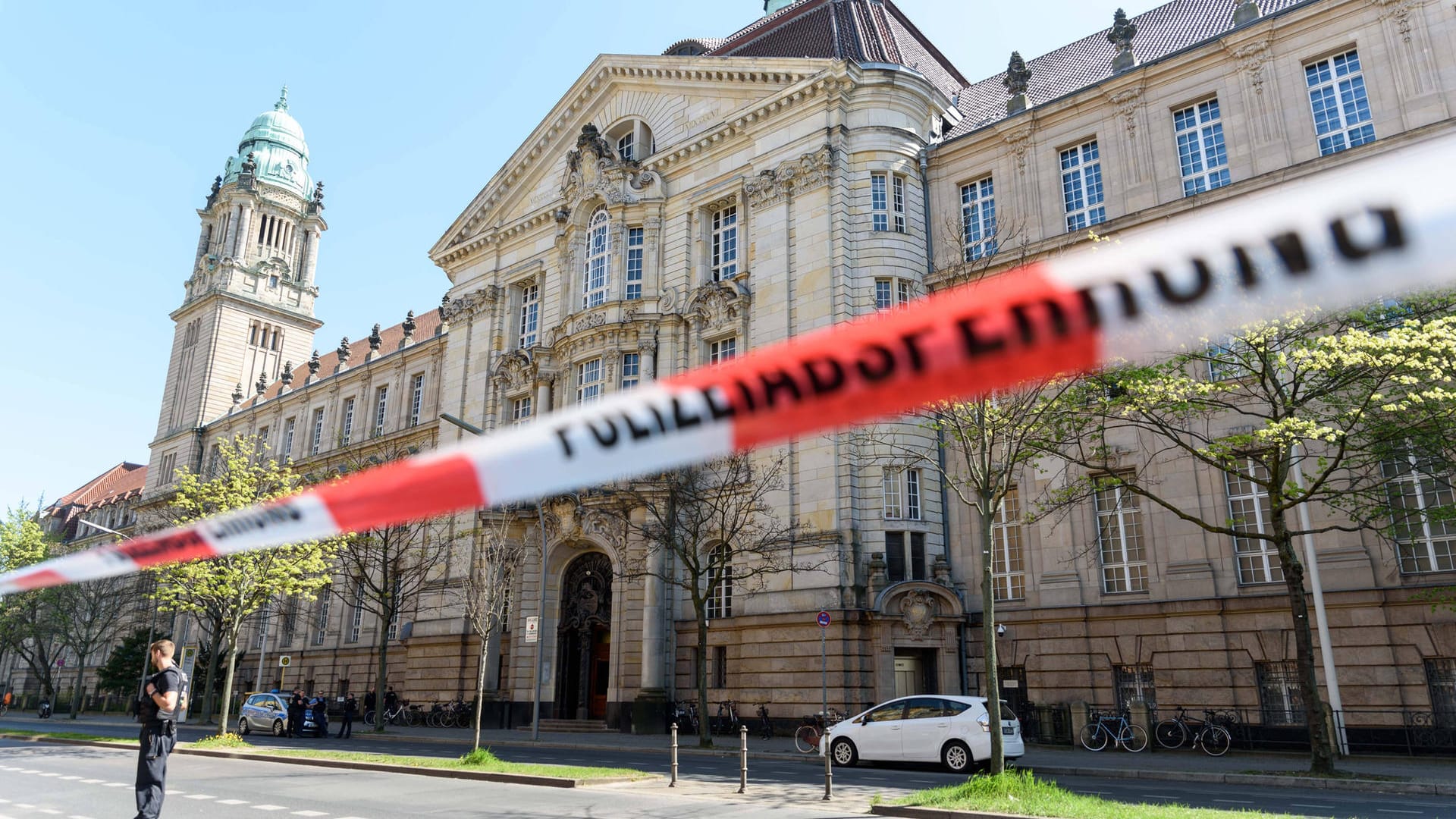 Berliner Landgericht: Nach einer E-Mail mit einer Bombendrohung und der Unterschrift "NSU 2.0" wird von der Polizei weiträumig abgesperrt. Berliner Landgericht: Nach einer E-Mail mit einer Bombendrohung und der Unterschrift "NSU 2.0" wird von der Polizei weiträumig abgesperrt.