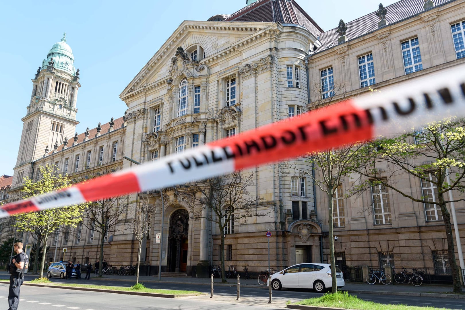 Berliner Landgericht: Nach einer E-Mail mit einer Bombendrohung und der Unterschrift "NSU 2.0" wird von der Polizei weiträumig abgesperrt.