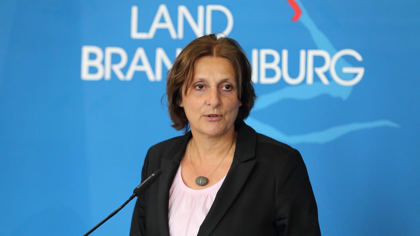Bildungsministerin Britta Ernst: Die SPD-Politikerin will den durch die Schulschließungen versäumten Stoff schnell wieder aufholen (Archivbild).
