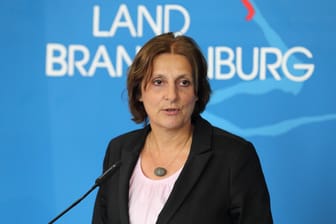 Bildungsministerin Britta Ernst: Die SPD-Politikerin will den durch die Schulschließungen versäumten Stoff schnell wieder aufholen (Archivbild).