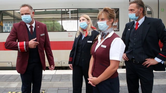 Die Gewerkschaft Deutscher Lokführer verlangt mehr Kompetenzen für die Zugbegleiter, damit die Maskenpflicht in Zügen besser durchgesetzt werden kann. Die Gewerkschaft Deutscher Lokführer verlangt mehr Kompetenzen für die Zugbegleiter, damit die Maskenpflicht in Zügen besser durchgesetzt werden kann.