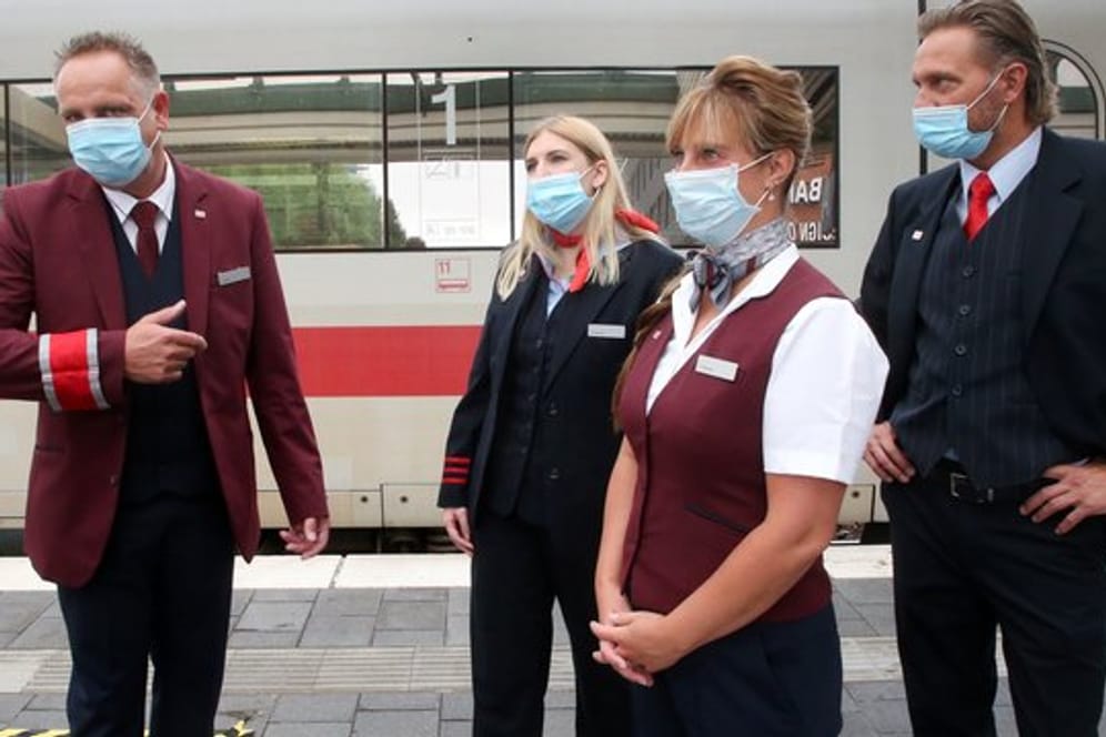 Die Gewerkschaft Deutscher Lokführer verlangt mehr Kompetenzen für die Zugbegleiter, damit die Maskenpflicht in Zügen besser durchgesetzt werden kann.