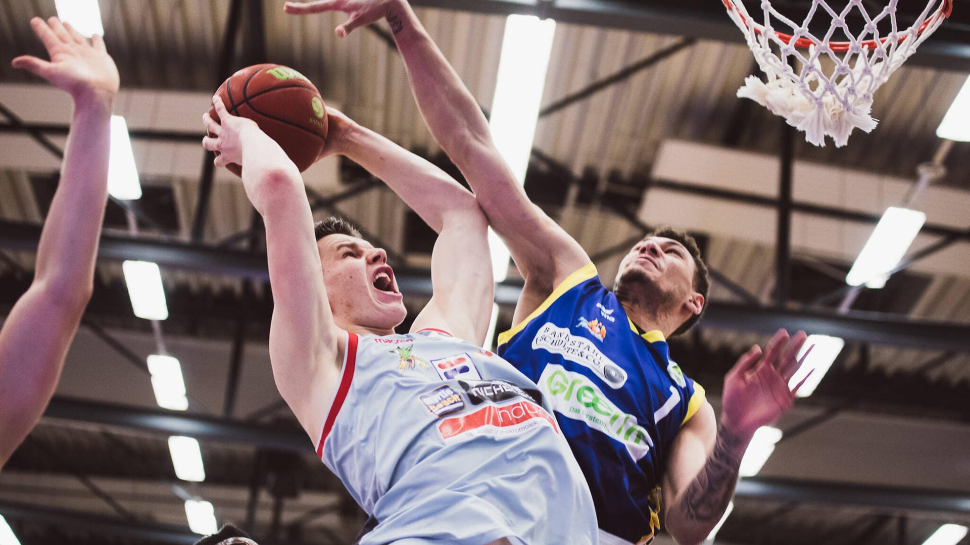 Spieler von Phoenix Hagen (re.) und den Artland Dragons bei einem Spiel Anfang dieses Jahres: Phoenix Hagen hat nun ein Konzept vorgestellt, wie Ticketverkäufe bei Spielen mit Zuschauern aussehen könnten.