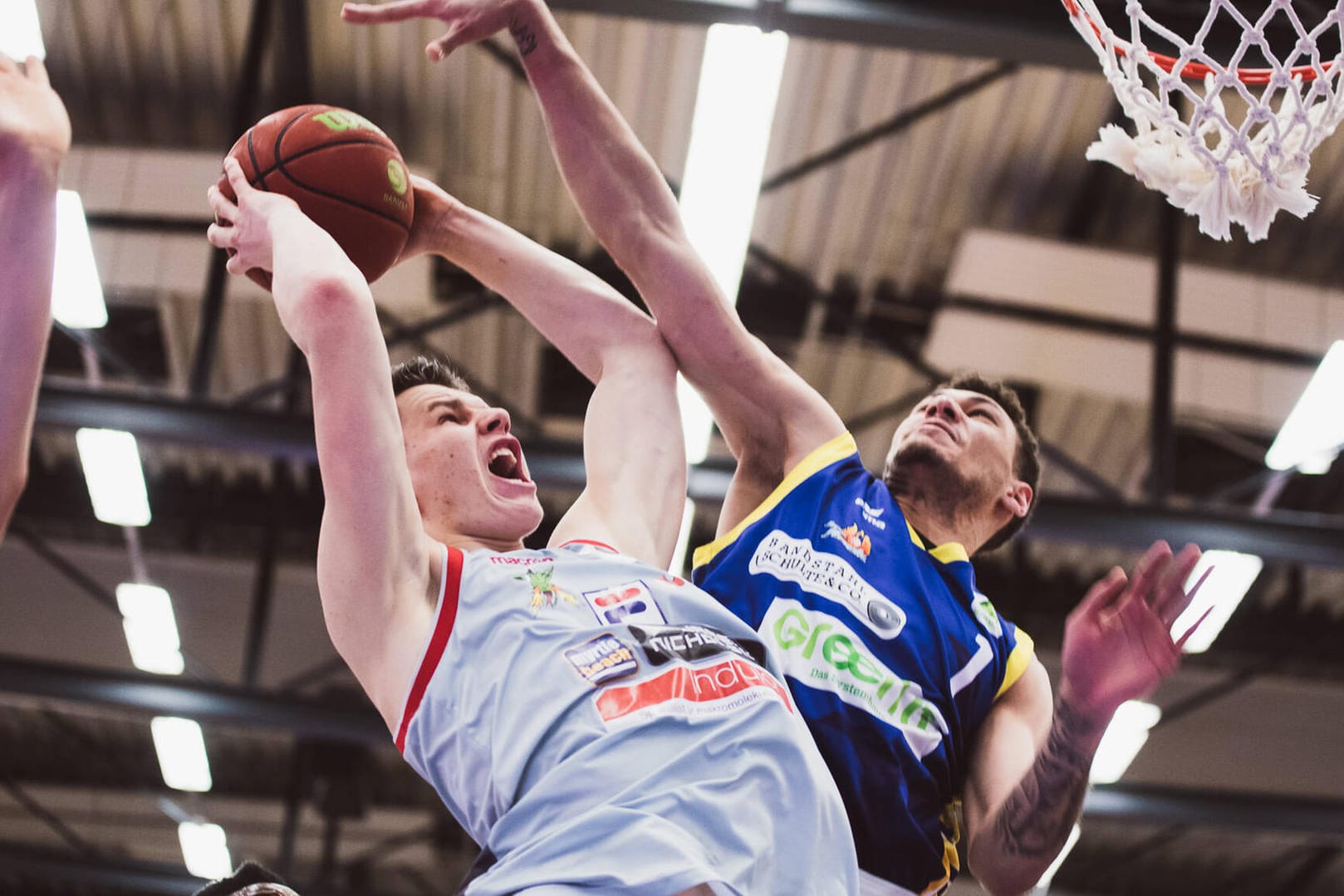 Spieler von Phoenix Hagen (re.) und den Artland Dragons bei einem Spiel Anfang dieses Jahres: Phoenix Hagen hat nun ein Konzept vorgestellt, wie Ticketverkäufe bei Spielen mit Zuschauern aussehen könnten.