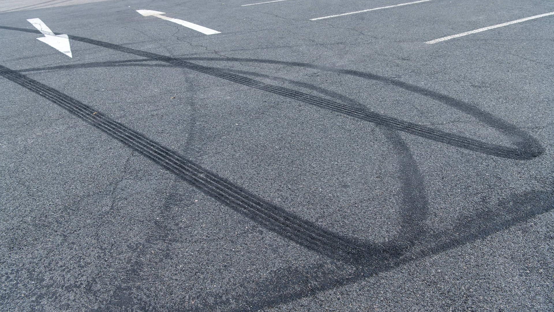 Reifenspuren auf Asphalt (Symbolbild): In Nürnberg hat ein 18-Jähriger den Heckantrieb seines BMWs unterschätzt. Reifenspuren auf Asphalt (Symbolbild): In Nürnberg hat ein 18-Jähriger den Heckantrieb seines BMWs unterschätzt.