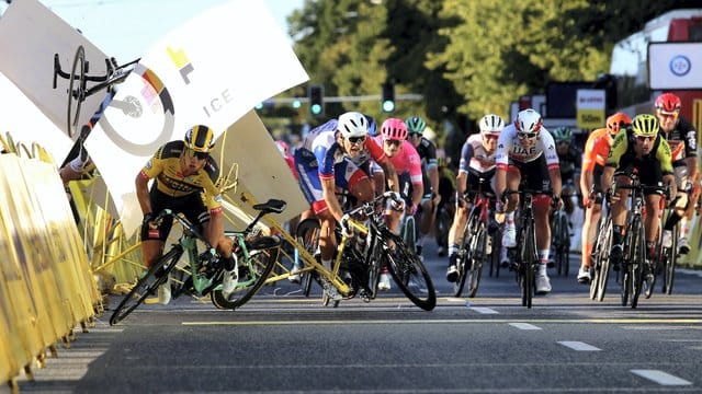 Auch Sturzverursacher Dylan Groenewegen (l) kommt zu Fall.