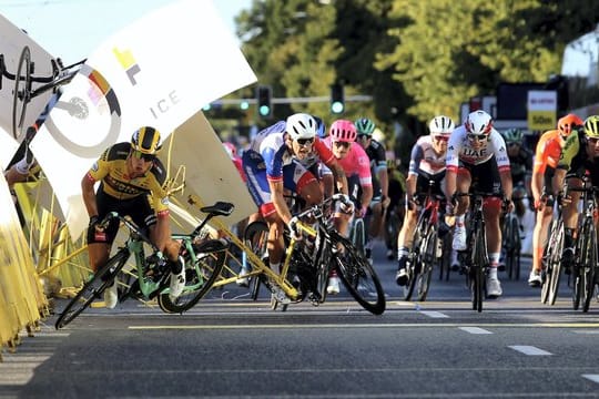 Auch Sturzverursacher Dylan Groenewegen (l) kommt zu Fall.