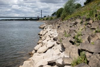 Deutlich in hell erkennbar ist der sonstige Wasserstand des Rheins.