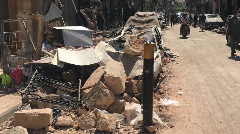 Im Zentrum von Beirut: Herabgestürzte Bauteile haben Autos unter sich begraben.