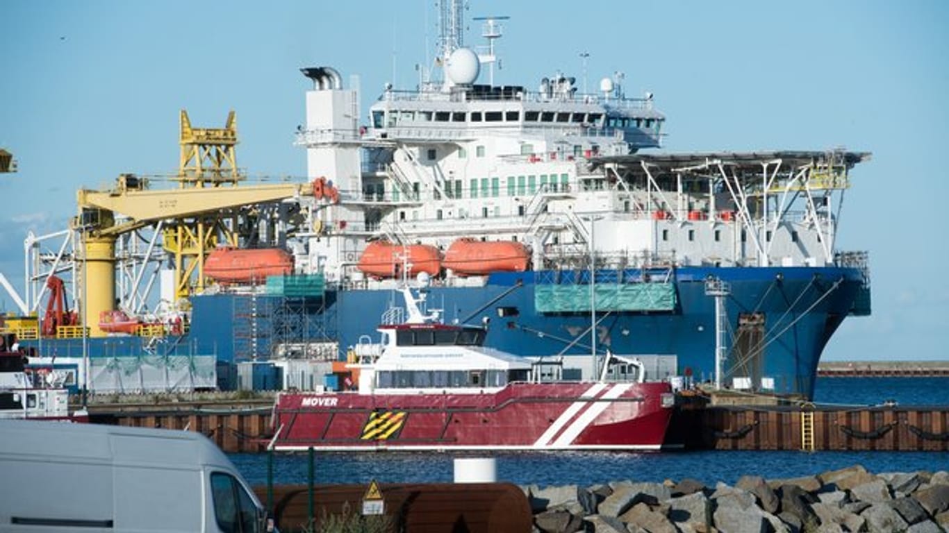 Das russische Verlegeschiff "Akademik Tscherski" liegt im Hafen Mukran auf der Insel Rügen.