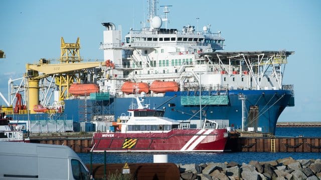 Das russische Verlegeschiff "Akademik Tscherski" liegt im Hafen Mukran auf der Insel Rügen. Das russische Verlegeschiff "Akademik Tscherski" liegt im Hafen Mukran auf der Insel Rügen.