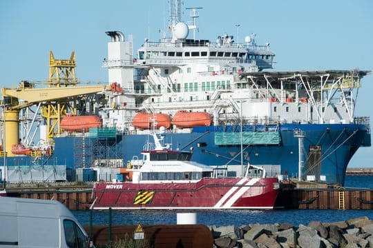 Das russische Verlegeschiff "Akademik Tscherski" liegt im Hafen Mukran auf der Insel Rügen.