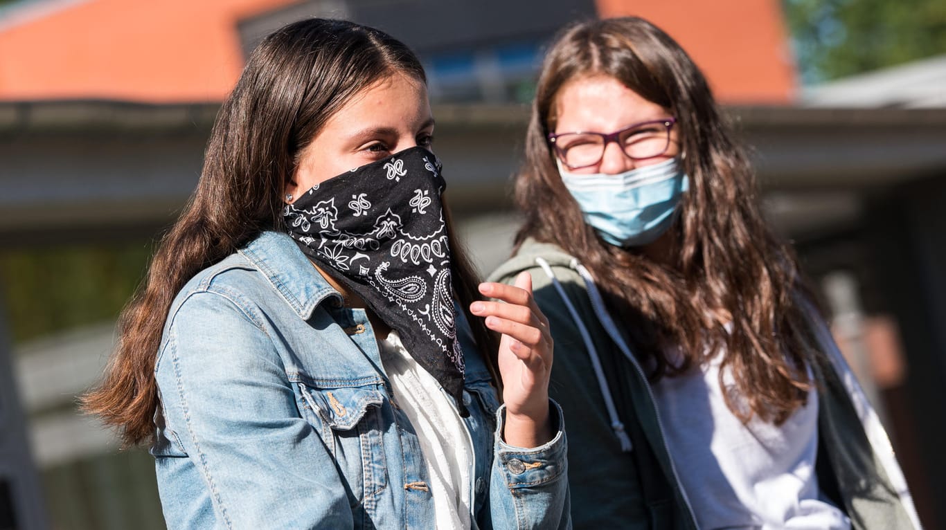 Schülerinnen mit Mund-Nasen-Bedeckung: An Hamburger Schulen herrscht nach den Sommerferien noch viel Unsicherheit.