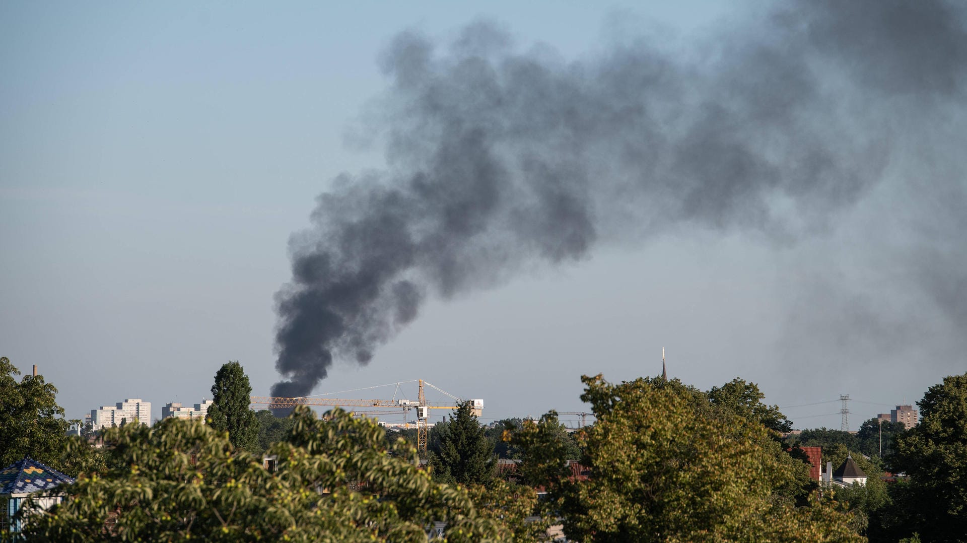 Brand in Berlin-Weißensee: In einem Wohnhaus in der Goethestraße ist ein Feuer ausgebrochen.