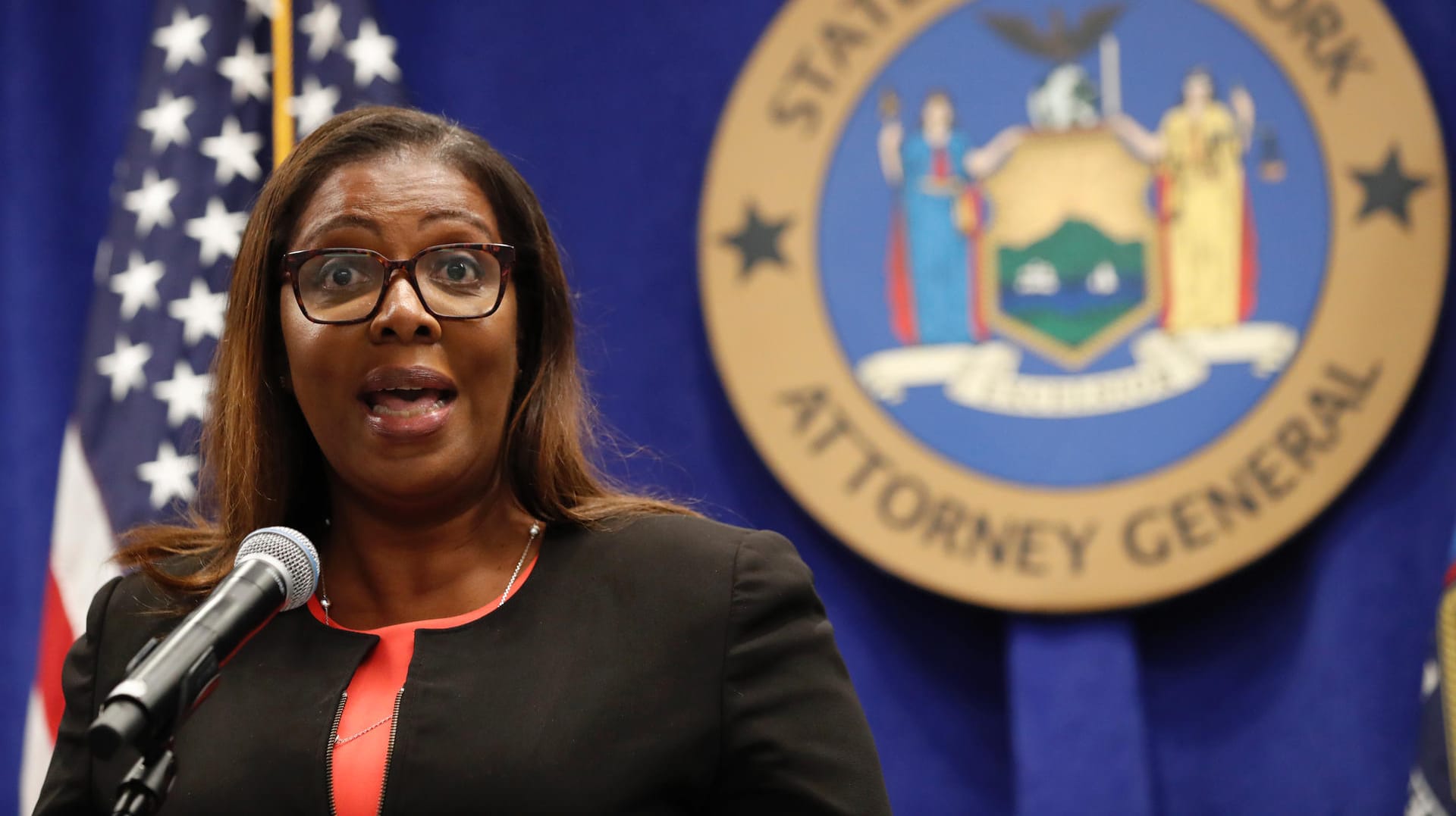 Letitia James: Die Generalstaatsanwältin des Staates New York spricht auf einer Pressekonferenz. Nach 18-monatigen Ermittlungen erhebt sie Anklage gegen die mächtige Waffenlobby-Organisation NRA.