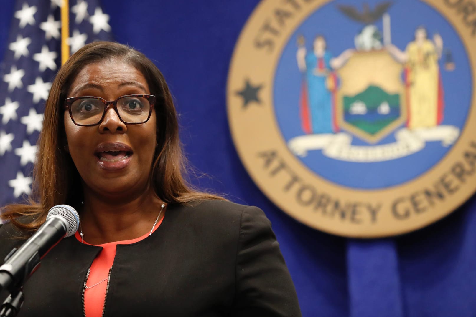 Letitia James: Die Generalstaatsanwältin des Staates New York spricht auf einer Pressekonferenz. Nach 18-monatigen Ermittlungen erhebt sie Anklage gegen die mächtige Waffenlobby-Organisation NRA.