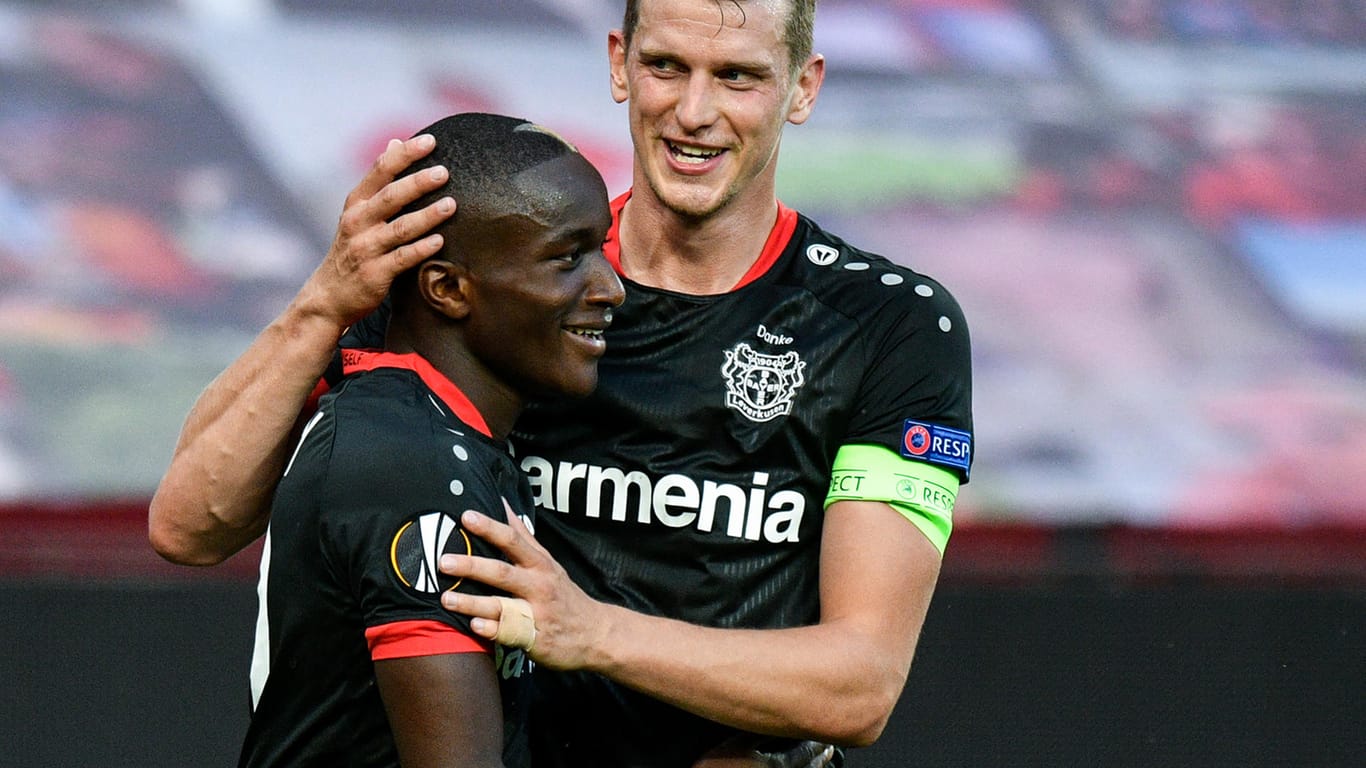 Leverkusen steht im Viertelfinale: Moussa Diaby (2.v.r) von Bayer 04 Leverkusen bejubelt mit Lars Bender das 1:0 seiner Mannschaft.